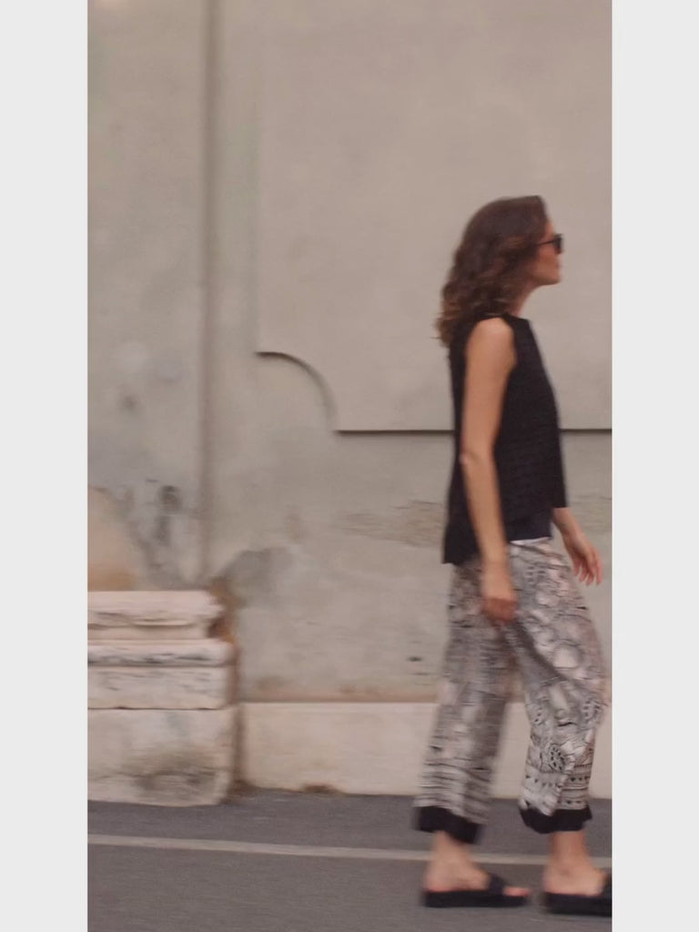 Peruzzi 7/8 Woodblock Print Trousers in Black and Ecru Print S25125 shop peruzzi, peruzzi fashion, peruzzi stockists, peruzzi stockists australia, peruzzi sydney, peruzzi womens clothing